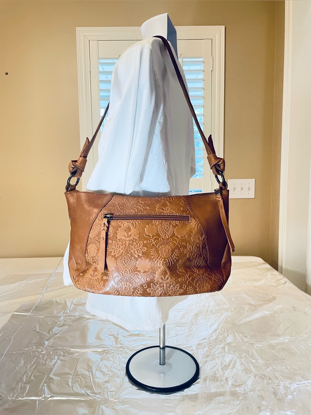 “The Sak” Embossed Tan Brown Leather Hobo Shoulder HandBag. Brass Hardware. - Picture 5 of 16